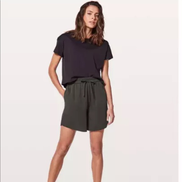 Lululemon Women’s Move Lightly Short - Picture 3 of 6